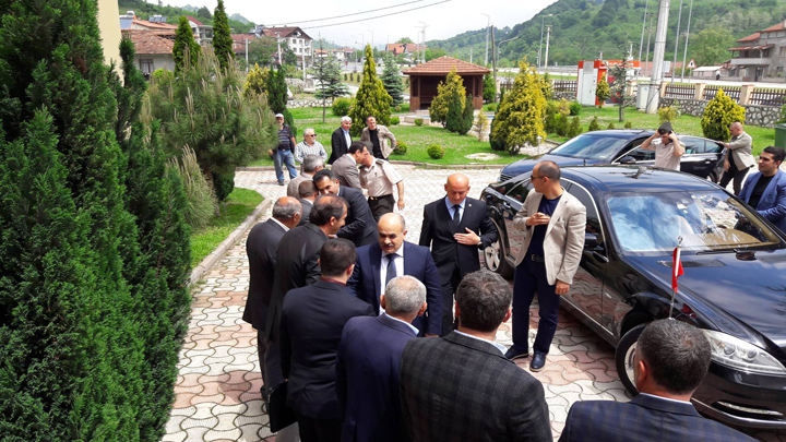 DÜZCE VALİMİZİN ZİYARETİ Valimiz Sayın Zülkif DAĞLI, İl Jandarma Komutanı J.Albay Yılmaz ÖZDEMİR, İl Emniyet Müdürü Sayın Hüseyin DENİZ ve İl Özel İdare Genel Sekreter V. Sayın İsmail SÜNDÜK Belediye Başkanımız Sayın İbrahim ERCAN'ı makamında ziyaret