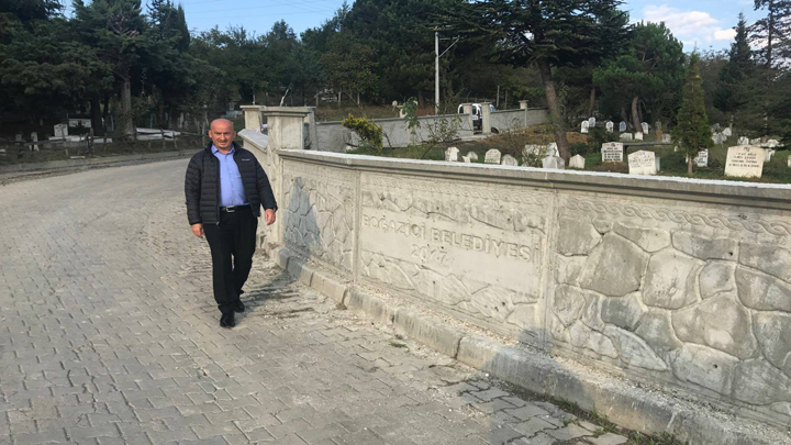 MEZARLIKLARIMIZDA PERDE BETON DUVAR ÇALIŞMALARI DEVAM EDİYOR.