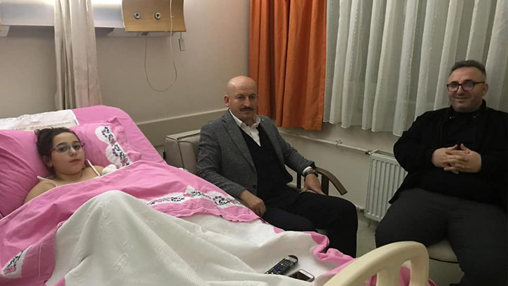 Ameliyat olan kızı Zülal Emine'ye hastanede geçmiş olsun ziyaretinde bulunduk