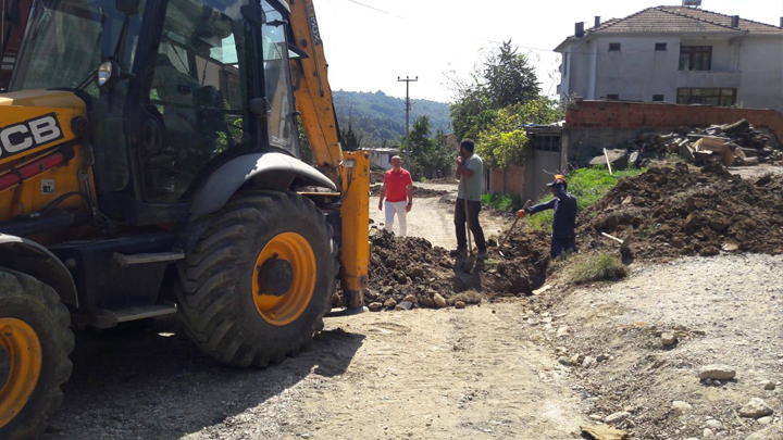 ŞEKERPINAR MAHALLESİ ESKİ AKÇAKOCA YOLUNDA, HANELERE DOĞAL GAZ KUTULARI BAĞLANIYOR!