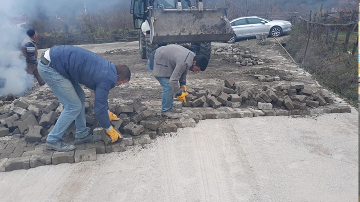 BALLAR DORUKHARMAN ÇIKIŞINDA PARKE TAŞI DÖŞEME ÇALIŞMALARIMIZ KALDIĞI YERDEN DEVAM EDİYOR !