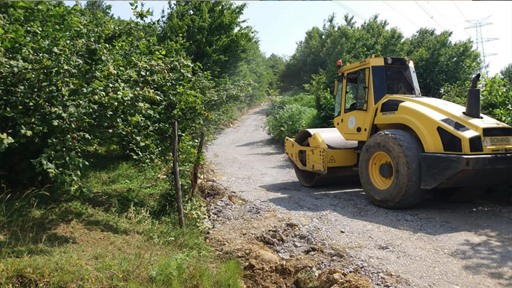 BAHÇE YOLLARINDA GENİŞLETME VE DÜZELTME ÇALIŞMALARIMIZ ARALIKSIZ DEVAM EDİYOR